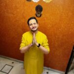 Ayesha Singh Instagram – 🪔Aap Sabhi ko Diwali ki Shubkamnain. Mine was a Simple traditional one with my family in Agra ❣️🧿. 
Outfit @bibaindia ❣️ Agra, Uttar Pradesh