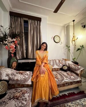 Ayesha Singh Instagram - 🪔Aap Sabhi ko Diwali ki Shubkamnain. Mine was a Simple traditional one with my family in Agra ❣️🧿. 
Outfit @bibaindia ❣️