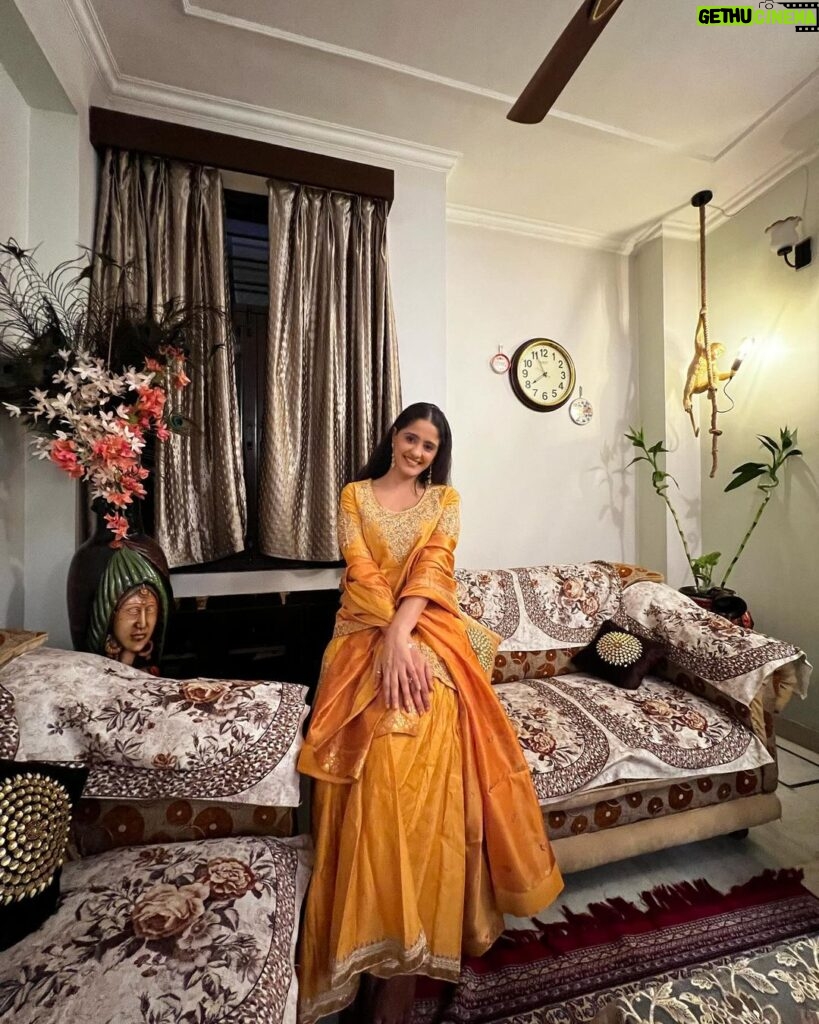 Ayesha Singh Instagram - 🪔Aap Sabhi ko Diwali ki Shubkamnain. Mine was a Simple traditional one with my family in Agra ❣🧿. Outfit @bibaindia ❣ Agra, Uttar Pradesh