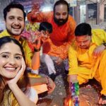 Ayesha Singh Instagram – 🪔Aap Sabhi ko Diwali ki Shubkamnain. Mine was a Simple traditional one with my family in Agra ❣️🧿. 
Outfit @bibaindia ❣️ Agra, Uttar Pradesh