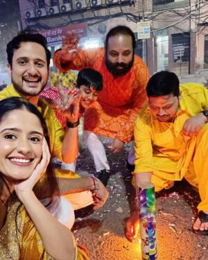 Ayesha Singh Instagram - 🪔Aap Sabhi ko Diwali ki Shubkamnain. Mine was a Simple traditional one with my family in Agra ❣️🧿. 
Outfit @bibaindia ❣️