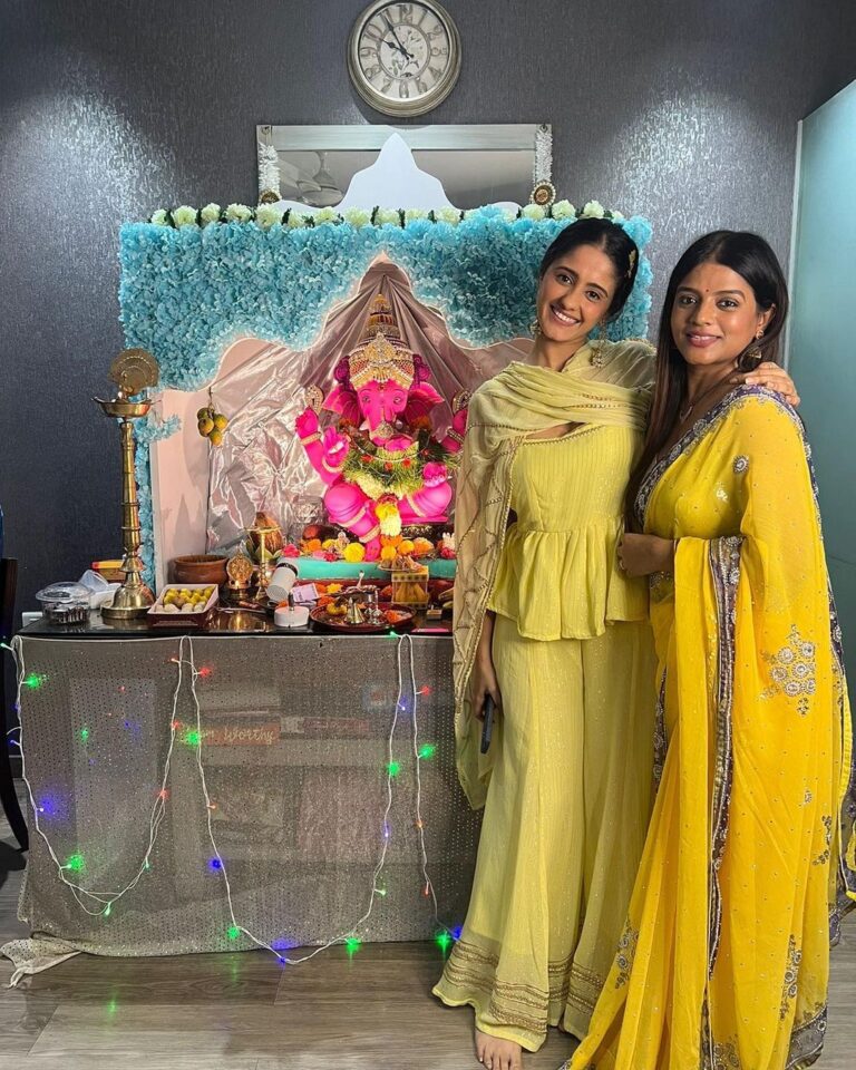 Ayesha Singh Instagram - Happy Ganesh Chaturthi Everyone, may ganesh ji give us wisdom to do the right thing, may we always find our loved ones by our side and may we be of help to the needy. 🙏🏻❤️ with @ishaanrajeshsingh @siddhartha_vankar @mitaalinag Sankalp @sandeepm_kumar Outfit: @lavanyathelabel Brand Pr: @styling.your.soul X @socialpinnaclepr