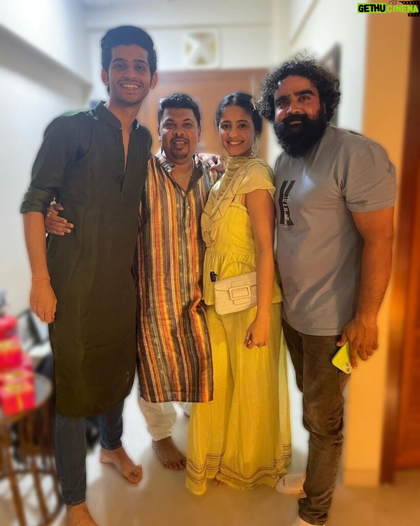 Ayesha Singh Instagram - Happy Ganesh Chaturthi Everyone, may ganesh ji give us wisdom to do the right thing, may we always find our loved ones by our side and may we be of help to the needy. 🙏🏻❤ with @ishaanrajeshsingh @siddhartha_vankar @mitaalinag Sankalp @sandeepm_kumar Outfit: @lavanyathelabel Brand Pr: @styling.your.soul X @socialpinnaclepr
