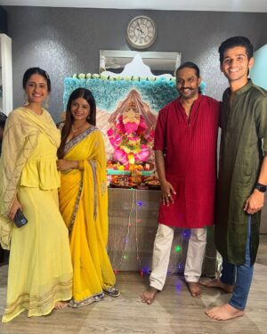 Ayesha Singh Instagram - Happy Ganesh Chaturthi Everyone, may ganesh ji give us wisdom to do the right thing, may we always find our loved ones by our side and may we be of help to the needy. 🙏🏻❤️ with @ishaanrajeshsingh @siddhartha_vankar @mitaalinag Sankalp @sandeepm_kumar 
Outfit: @lavanyathelabel 
Brand Pr: @styling.your.soul X @socialpinnaclepr