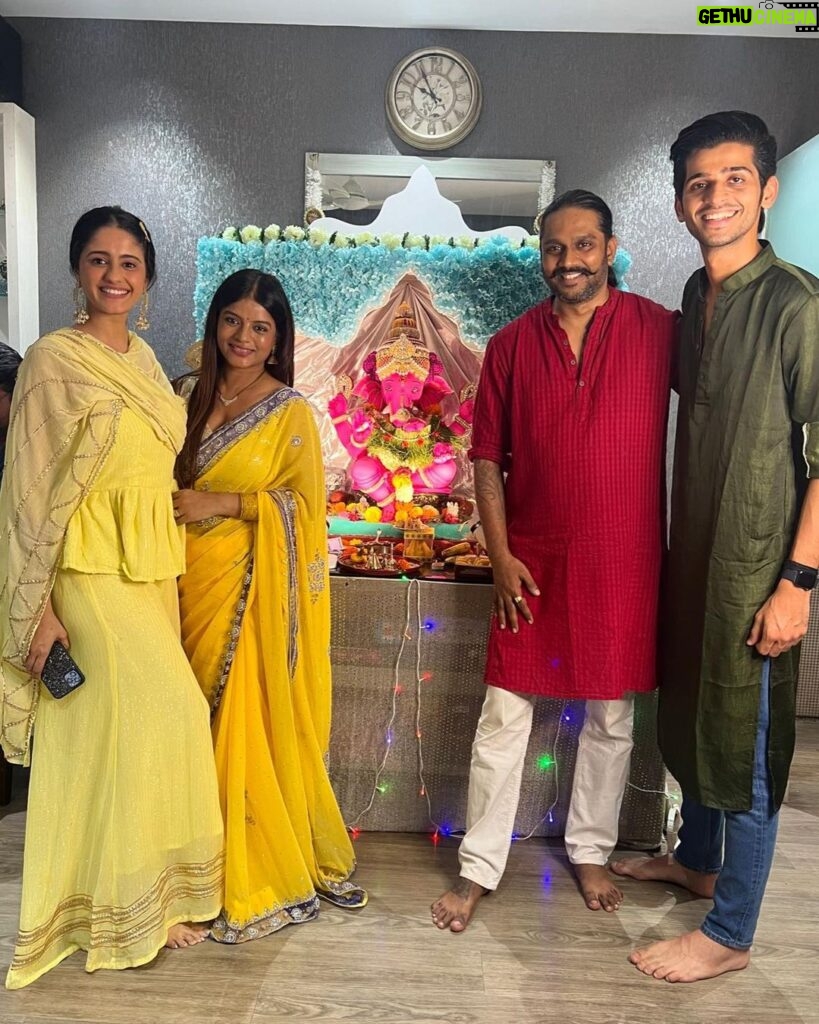 Ayesha Singh Instagram - Happy Ganesh Chaturthi Everyone, may ganesh ji give us wisdom to do the right thing, may we always find our loved ones by our side and may we be of help to the needy. 🙏🏻❤️ with @ishaanrajeshsingh @siddhartha_vankar @mitaalinag Sankalp @sandeepm_kumar Outfit: @lavanyathelabel Brand Pr: @styling.your.soul X @socialpinnaclepr