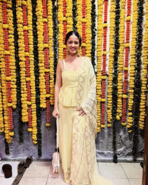Ayesha Singh Instagram - Happy Ganesh Chaturthi Everyone, may ganesh ji give us wisdom to do the right thing, may we always find our loved ones by our side and may we be of help to the needy. 🙏🏻❤️ with @ishaanrajeshsingh @siddhartha_vankar @mitaalinag Sankalp @sandeepm_kumar 
Outfit: @lavanyathelabel 
Brand Pr: @styling.your.soul X @socialpinnaclepr