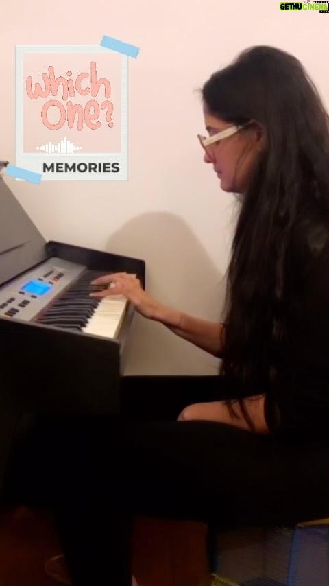 Ayesha Singh Instagram - I am not a pianist but just messing around on the keyboard under the guidance of my pianist sister Anu Di. Learnt this tune which is very precious and close to my ❤. Let’s Play, hum, whistle and make us guess the tunes ;) I am challenging my five friends to join us and continue to challenge five of their friends 🥰 musical Sunday #Playhumwhistlechallenge I Challenge @kishorishahane @mitaalinag @iamyogendravikramsingh @siddharthbodkeofficial @pranalirathodofficial