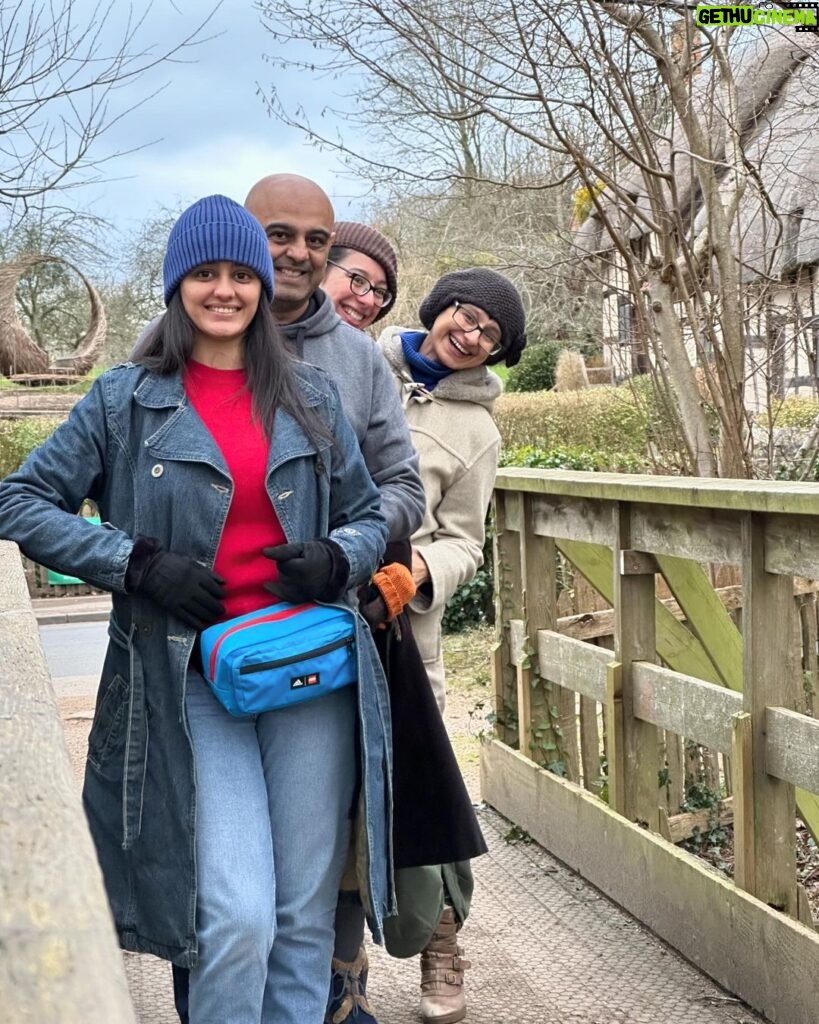 Ayesha Singh Instagram - In the wise words of Joey Tribbiani ‘It’s London Baby’ 🤪🤩. Last click is a start and going backwards we did a little sight seeing in Birmingham, Anna Hathaway’s cottage, then some piano time and little more sight seeing. With @vishvendra0306 @expendabyl Anu Didi @lotussinghhall #london #travel #holiday #unitedkingdom