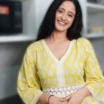 Ayesha Singh Instagram - How great is it to get 100% natural and fresh cow milk at your doorstep every morning before 7 am 🤩🤩🌸 Well, Country Delight ensures the same and we are loving it ❤They have no middlemen at all which gives them full control over providing natural Cow Milk to us with ZERO risk of any adulteration. I have started Living Better with the Country Delight. 🤷🏼‍♀️❤️ When are you downloading the app?🤔😉 #CountryDelight #PureGoodness #ad