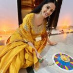 Ayesha Singh Instagram – 🪔Aap Sabhi ko Diwali ki Shubkamnain. Mine was a Simple traditional one with my family in Agra ❣️🧿. 
Outfit @bibaindia ❣️ Agra, Uttar Pradesh