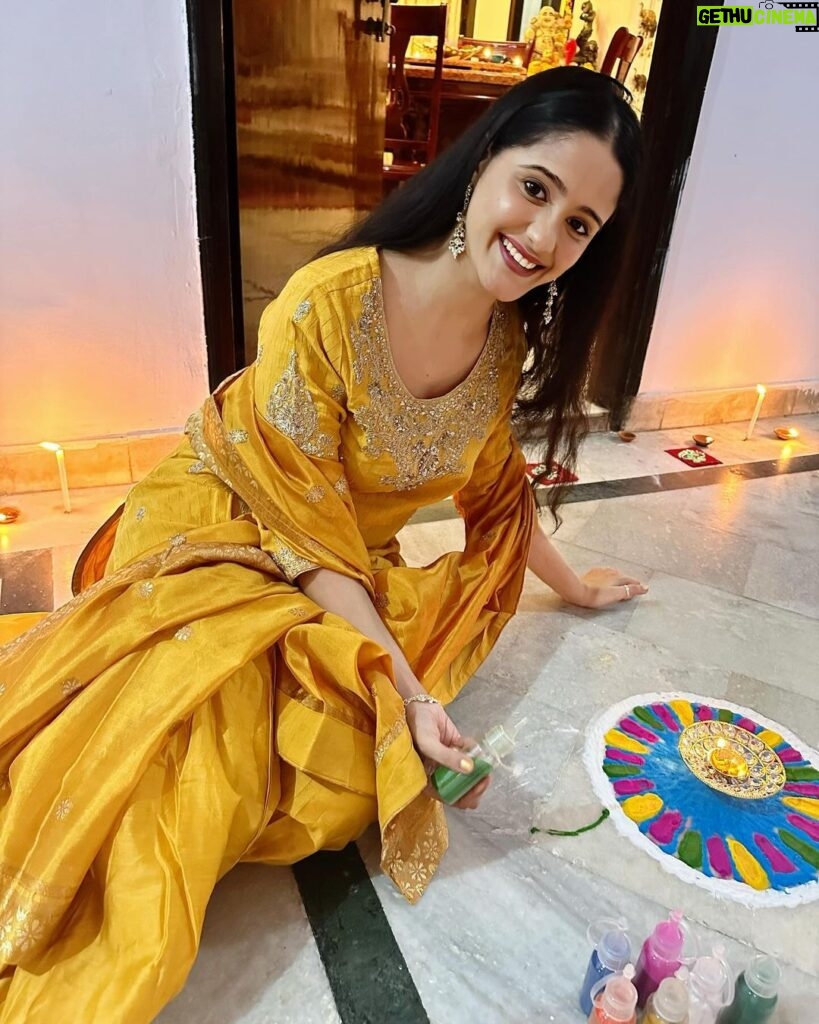 Ayesha Singh Instagram - 🪔Aap Sabhi ko Diwali ki Shubkamnain. Mine was a Simple traditional one with my family in Agra ❣️🧿. Outfit @bibaindia ❣️ Agra, Uttar Pradesh