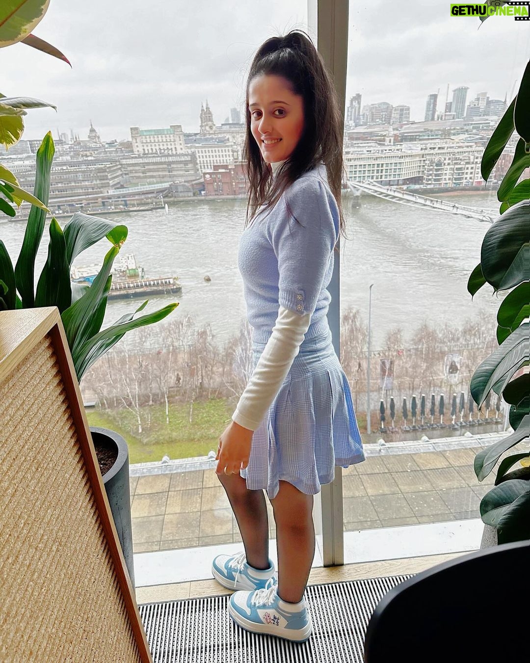 Ayesha Singh Instagram - Day starts with loading yourself with clothes because freezing temperature and then we roll on to a packed day of sight seeing and theatre! #mousetraplondon #agathachristie 🥰 M such a tourist 😎🤪 London, United Kingdom