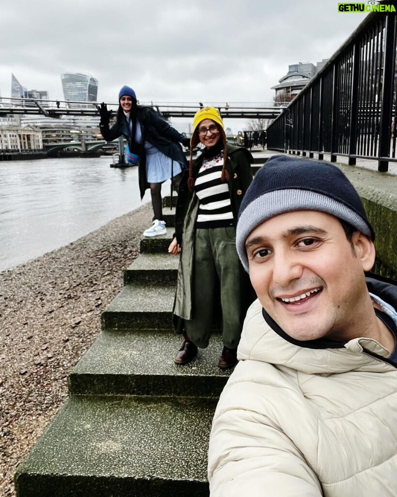 Ayesha Singh Instagram - Day starts with loading yourself with clothes because freezing temperature and then we roll on to a packed day of sight seeing and theatre! #mousetraplondon #agathachristie 🥰 M such a tourist 😎🤪 London, United Kingdom