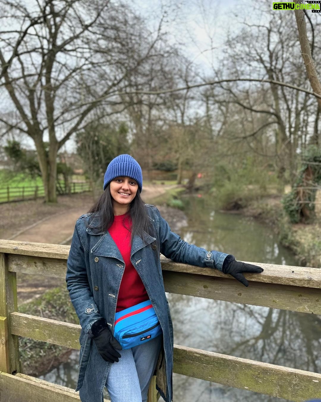 Ayesha Singh Instagram - In the wise words of Joey Tribbiani ‘It’s London Baby’ 🤪🤩. Last click is a start and going backwards we did a little sight seeing in Birmingham, Anna Hathaway’s cottage, then some piano time and little more sight seeing. With @vishvendra0306 @expendabyl Anu Didi @lotussinghhall #london #travel #holiday #unitedkingdom