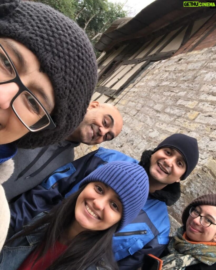 Ayesha Singh Instagram - In the wise words of Joey Tribbiani ‘It’s London Baby’ 🤪🤩. Last click is a start and going backwards we did a little sight seeing in Birmingham, Anna Hathaway’s cottage, then some piano time and little more sight seeing. With @vishvendra0306 @expendabyl Anu Didi @lotussinghhall #london #travel #holiday #unitedkingdom