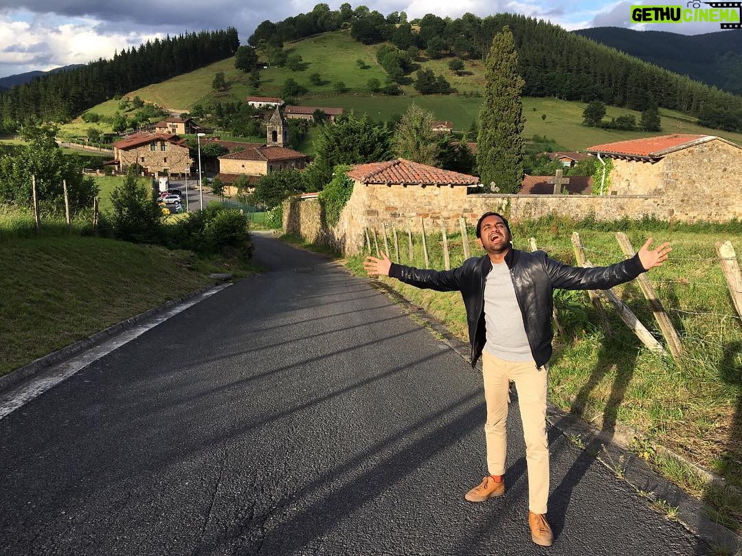 Aziz Ansari - 49.7K Likes - #BigBudLilBud #BudsintheBasqueCountry #BudsinEspana