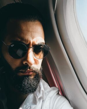 Aziz Bader Instagram - لا تلوح للمسافر...
المسافر راح... ✈️