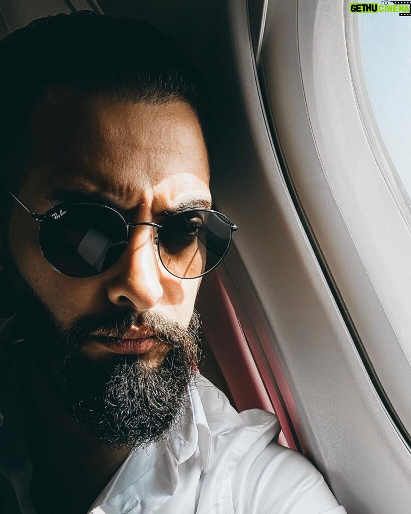 Aziz Bader Instagram - لا تلوح للمسافر... المسافر راح... ✈️