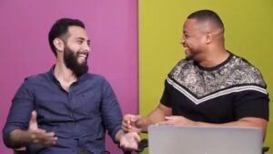Aziz Bader Instagram - حلقة تحدي اللهجات: اللهجة الكويتية نزلت!! شوفوها في قناة فهد سال في اليوتيوب كتبوا ((فهد سال عزيز بدر)) وشوفوا الحلقة واستمتعوا 😍 وآنا قايل راح يوصل الفيديو ربع مليون لايك ترا 😂 تقدرون ولا ما تقدرون؟ آنا أقول تقدرون ومشاهدة ممتعة
