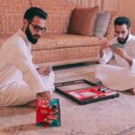 Aziz Bader Instagram - أنا ونفسي وذاتي مستمتعين • المهم هذي المفاجأة اللي قلت لكم عنها من كتكات، مسابقة لكم • الجوائز ٥ رابحين بالسحور كت ٣ فائزين برحلة في عيد الأضحى مع مرافق وكامرة قو برو • صوروا مع كتكات ميني مومنتس (نفس اللي معاي) وحطوا منشن وهاشتاق للتالي 👇 @aziz @kitkatarabia #kitkatsuhoorkit • 🌝 اسعد نفسك بنفسك... على الأقل بالصور