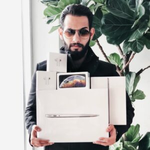 Aziz Bader Instagram - ✅مسابقة ✅
بمناسبة السنة الجديدة عندي لكم
٥ جوائز آيفون اكس اس وآيباد ولابتوب و٢ إيربود بعد شتبون؟ 😋
•
⭕️شروط المسابقة ⭕️
١-تابع هالأثنين
@shaijieee 
@albedah_eye 
٢-منشن أكبر عدد ممكن من أصدقائك في هالصورة
•
مدة المسابقة اسبوع واحد فقط
السحب الأحد القادم تاريخ ٦/١/٢٠١٩
وتكفووووون شوفوا الستوري بيوم السحب
🌍 المشاركة من جميع دول العالم 🌍
•
المسابقة بدأت من الحين