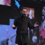 Aziz Bader Instagram - بدايةً حاب أشكر وزارة الدولة لشؤون الشباب ومركز الشباب العربي على دعوتي لالقاء كلمة للجمهور والتي كانت تتركز على المحتوى الترفيهي العائلي والتي كانت بعنوان "لا تيأس" وانا عند وعدي على دعم المواهب بدون مقابل فقط ارسلولي محتواكم الترفيهي العائلي خاص والباقي علي 👌🏼 • ثانياً أشكر هذا الجمهور الجميل على حضورهم ووقتهم وأتمنى أني كنت عند حسن ظنكم 🌹 • بعدسة @albedah_eye