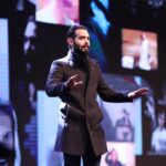 Aziz Bader Instagram - بدايةً حاب أشكر وزارة الدولة لشؤون الشباب ومركز الشباب العربي على دعوتي لالقاء كلمة للجمهور والتي كانت تتركز على المحتوى الترفيهي العائلي والتي كانت بعنوان "لا تيأس" وانا عند وعدي على دعم المواهب بدون مقابل فقط ارسلولي محتواكم الترفيهي العائلي خاص والباقي علي 👌🏼 • ثانياً أشكر هذا الجمهور الجميل على حضورهم ووقتهم وأتمنى أني كنت عند حسن ظنكم 🌹 • بعدسة @albedah_eye