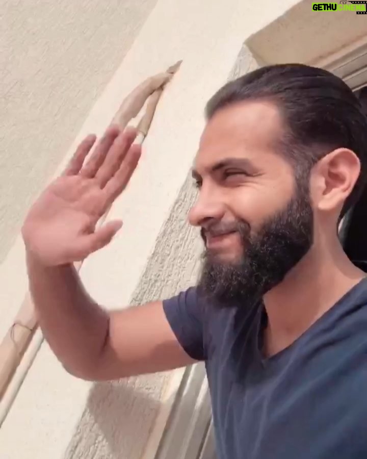 Aziz Bader - 14K Likes - يسألون: شسويت بالعيد؟
انا:
_____________________________________________
They ask: What did you do in Eid?
Me: