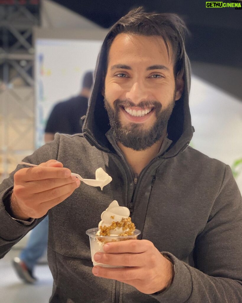Aziz Bader Instagram - أتوقع الحين أقدر آكل آيس كريم 🤷🏻‍♂️ شكراً سنسوداين! Big thanks to @SensodyneArabia I can now enjoy my ice cream #FearNoFood #GSKAd