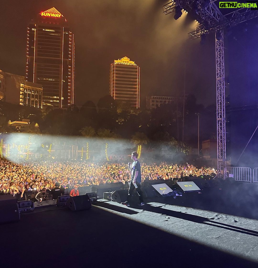B.I Instagram - It was so touching to see you all, Malaysian IDs! I will never forget how you sound 🙏
