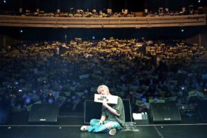 B.I Instagram - Already missing every one of you in Singapore! Here’s to many more wonderful moments with you all💗🆔