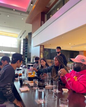 B.I Instagram - family meal with my bro and sister💞