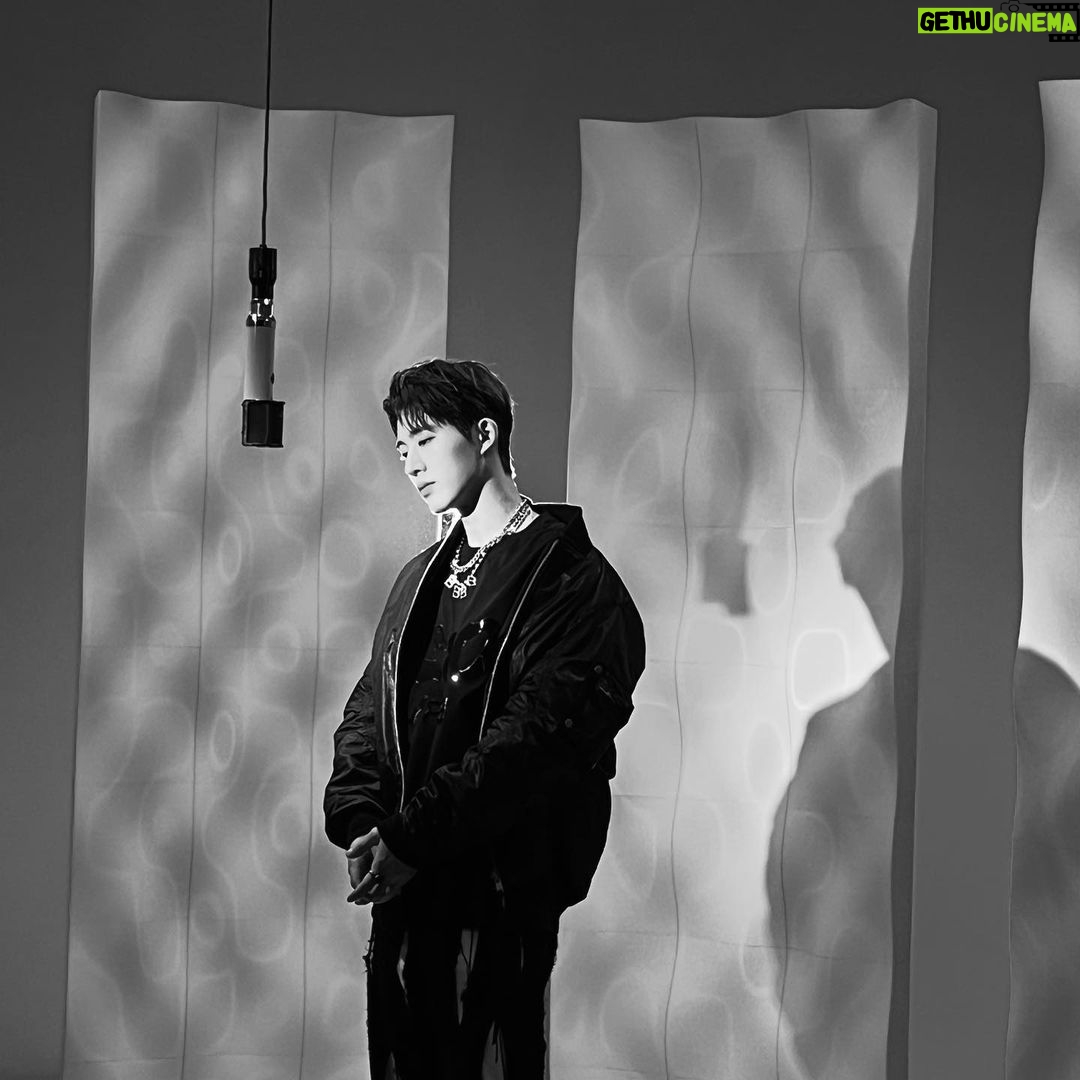 B.I Instagram - 재밌게촬영했어요🎤 Check out my full 'BTBT' live clip @curvofficial