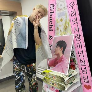 B.I Instagram - 여러분도 아시다시피 제가행복이라는 말을잘안하는데 정말 오랜만에 살맛나는 정도가 아니라 행복하다는 기분을 느꼈어요. 무대의 소중함을 진심으로 느꼈고 그 순간이 너무 황홀하고 짜릿했어요 ID여러분들 덕분입니다. 다시한번 감사하다는 말씀 드리고싶습니다.
⠀
Like you all know, I don’t really say out loud that I am happy but I literally felt alive and happy today. I have realized how much stage means to me. It was so amazing and exciting. Thanks to you IDs! I just wanted to thank you again.