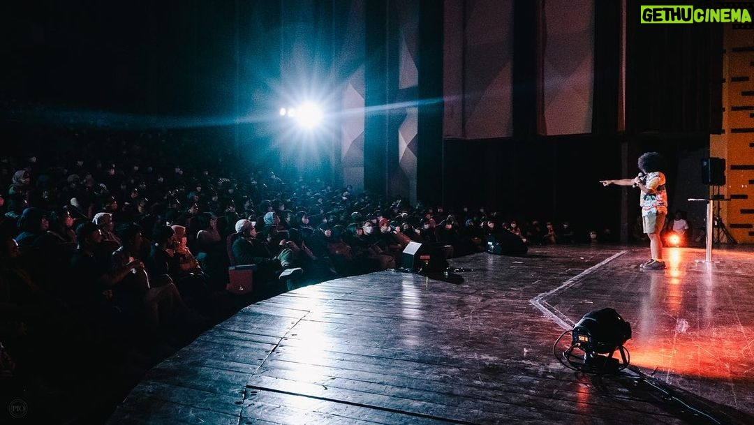 Babe Cabiita Instagram - Ini foto foto keseruan standup kemaren #diManapunMedannya mulai dari persiapan baca doa, standup, hingga penutup bit closing aku pakai gimick dokter kecil š. Uda lama bet ga nulis materi dan gara gara kemaren jd pengen bikin spesial show. Tunggu tahun depan ya. InsyaAllah bisa keliling sampai ke kota kamu! . šø @piokharisma