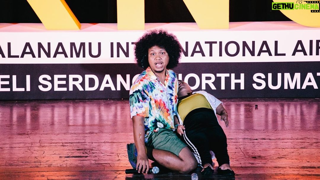 Babe Cabiita Instagram - Ini foto foto keseruan standup kemaren #diManapunMedannya mulai dari persiapan baca doa, standup, hingga penutup bit closing aku pakai gimick dokter kecil š. Uda lama bet ga nulis materi dan gara gara kemaren jd pengen bikin spesial show. Tunggu tahun depan ya. InsyaAllah bisa keliling sampai ke kota kamu! . šø @piokharisma