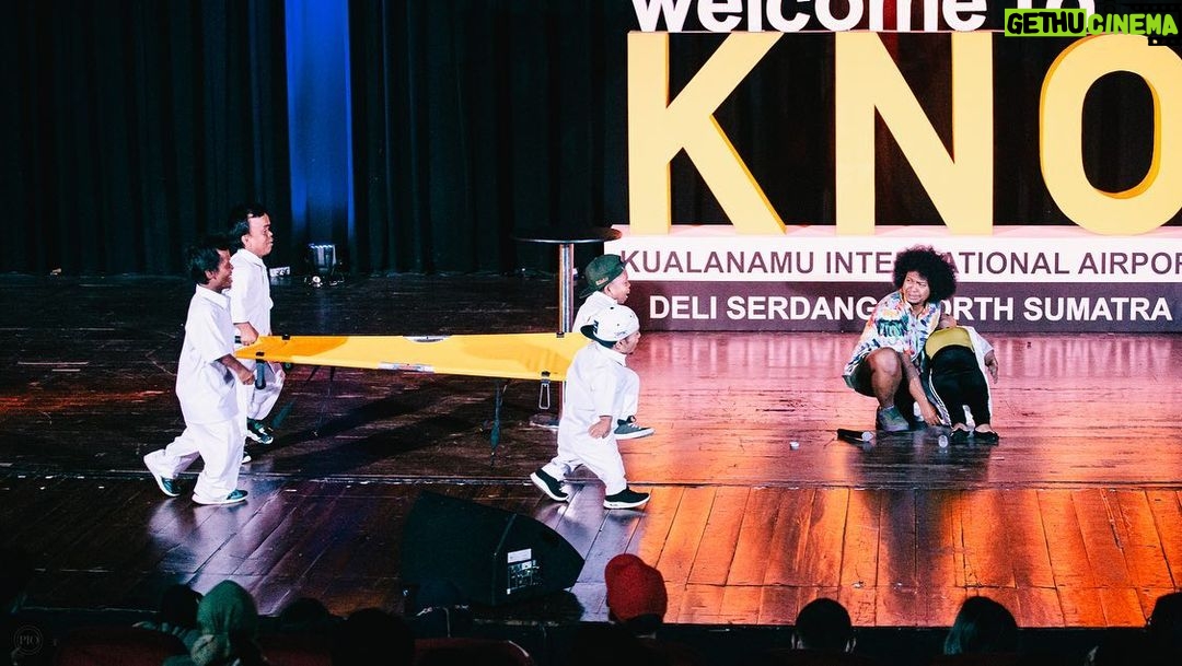Babe Cabiita Instagram - Ini foto foto keseruan standup kemaren #diManapunMedannya mulai dari persiapan baca doa, standup, hingga penutup bit closing aku pakai gimick dokter kecil š. Uda lama bet ga nulis materi dan gara gara kemaren jd pengen bikin spesial show. Tunggu tahun depan ya. InsyaAllah bisa keliling sampai ke kota kamu! . šø @piokharisma