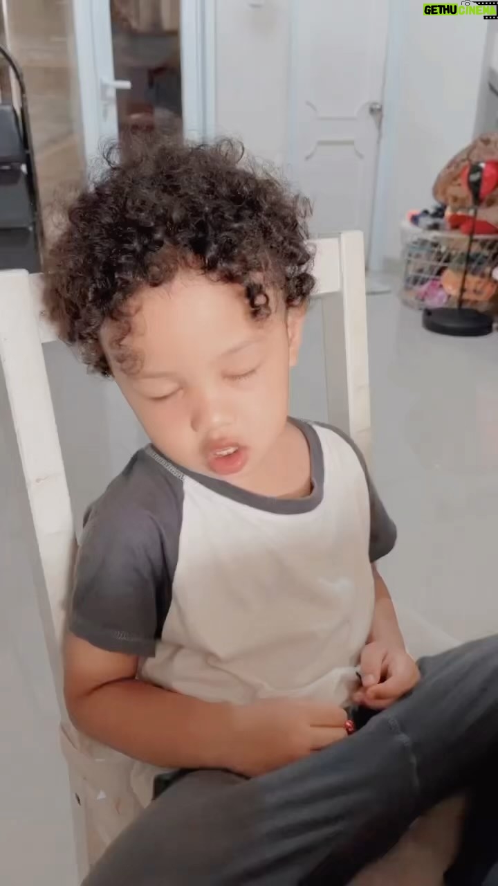 Babe Cabiita Instagram - Kenapa orang kalau ngantuk ketiduran pas kebangun berusaha melotot dulu? 😂