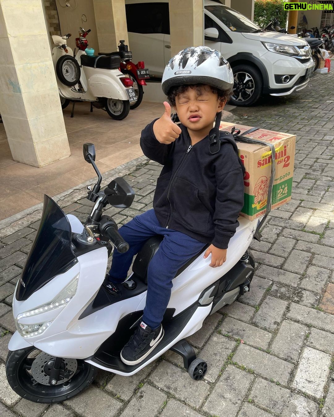 Babe Cabita - 48.5K Likes - Ada yang nampak anak ini? Trahir pamit mau mudik ke Medan naik pcx kecilnya tapi ga sampe sampe. Kecepatan kira kira 10meter/jam 😭 Sudah dimana kira-kira dia ya? Ada info?