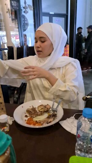 Babe Cabita Instagram - MasyaAllah ada bidadari kelaparan. Ini pasti suaminya ganteng kayak fahri ayat ayat cinta. @fatiyw