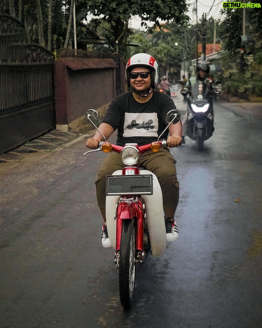 Babe Cabiita Instagram - Pake helm pas naik motor itu bukan biar gak ditilang polisi, tapi buat keselamatan. Karena kita itu sangat perlu menjaga keselamatan kita dari apapun yak, kesadaran seperti ini penting harus di tanamkan dalam hati. Kayak sekarang aku juga #JadiLebihPaham bahayanya TAR yang di hasilkan oleh tembakau, tapi tenang aja sekarang ada tembakau alternatif sebagai solusi mengurangi bahaya TAR yang ditimbulkan oleh asap rokok. Kelen cek aja @koalisibebas_tar biar #JadiLebihPaham juga