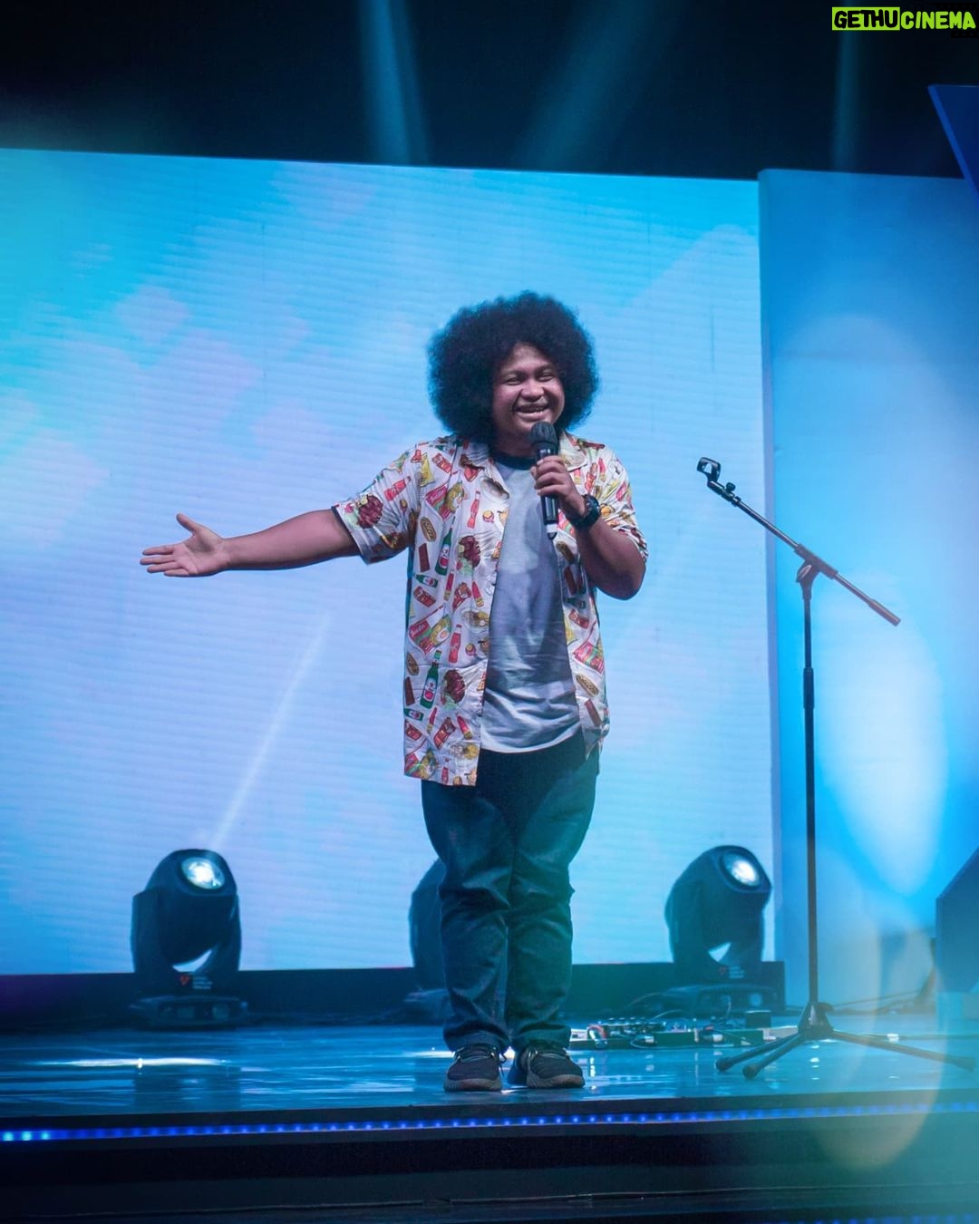 Babe Cabiita Instagram - Di akhir tahun ini banyak kali job ku, dari pagi hingga pagi lagi udah kaya Reza Rahardian. Apalagi kalau lagi Standup, selalu di dalam ruangan. Ya, namanya juga aku salah satu komik terkece. Malah terkadang aku yang di luar, penonton yang di dalam. Tapi aku tidak lupa untuk memikirkan kesehatan, apalagi dengan kesibukanku yang sering ketemu banyak orang. Jadi harus saling jaga kan. Salah satu cara yang bisa aku lakukan adalah tidak merokok, jadi bisa ngurangin bahaya asap rokok untuk orang di sekitar. Karena TAR di asap rokok itu bahaya untuk kesehatan. Aku juga #JadiLebihPaham semenjak aku follow akun @koalisibebas_tar. Kelen coba cek juga, karena saling jaga kesehatan tuh tanggung jawab kita semua!