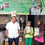 Babe Cabiita Instagram - Jumat berkah berbagi lewat giveaway kemaren sempat dihapus instagram postingannya karna mungkin banyak yg SPAM. Ahirnya sekarang langsung aja datengin yayasan syifa dekat rumah. Ini penyerahan beras secara simbolis dan sejumlah uang bekerja sama dengan @actforhumanity . Semoga rejeki kita lancar semua yak 😘