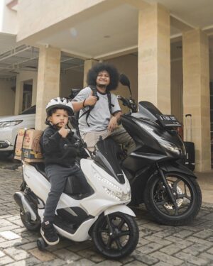 Babe Cabita Instagram - Ada yang nampak anak ini? Trahir pamit mau mudik ke Medan naik pcx kecilnya tapi ga sampe sampe. Kecepatan kira kira 10meter/jam 😭 Sudah dimana kira-kira dia ya? Ada info?