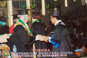 Babe Cabita Instagram - Nemu foto satu satunya pakai baju wisuda waktu kuliah S3. Tamat dengan cumlaude IPK 4,5. Selesai ambil tabung gas langsung kluar pulang ganti baju karna baju wisuda bau kringat basi akibat baju wisuda disana semuanya sewa ke kampus.