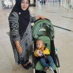 Babe Cabiita Instagram - Innalilahi wainna ilaihi roziun. Ga nyangka ma, kemaren bawa mama kerumah sakit merupakan pertemuan kita terahir kali. mama minta digosokin kayu putih itu juga yg trahir kali. Ngerti gitu kan yoga gosokin aja seluruh badan lama lama biar makin lama kita bermesraan mah. Setelah masuk rumah sakit karna mama ada sakit gula jantung dan sesak mama lgsg di isolasi padahal kita belum tau hasilnya covid atau ga sebab 4 hari kedepan baru kluar laporannya dr RS. Belum sampai 4 hari mama uda meninggal. Maap mah disaat trahir yoga ga bisa bantu mama cium mama nyrmangatin mama. Tp InsyaAllah yoga selalu berdoa ngawal mama biar mama aman di ahirat dikawal doa anak. oke. selo selo ya mah. I lop u. Maafkan dosa mama aku ya klo ada yg kenal. Amin ya Allah..