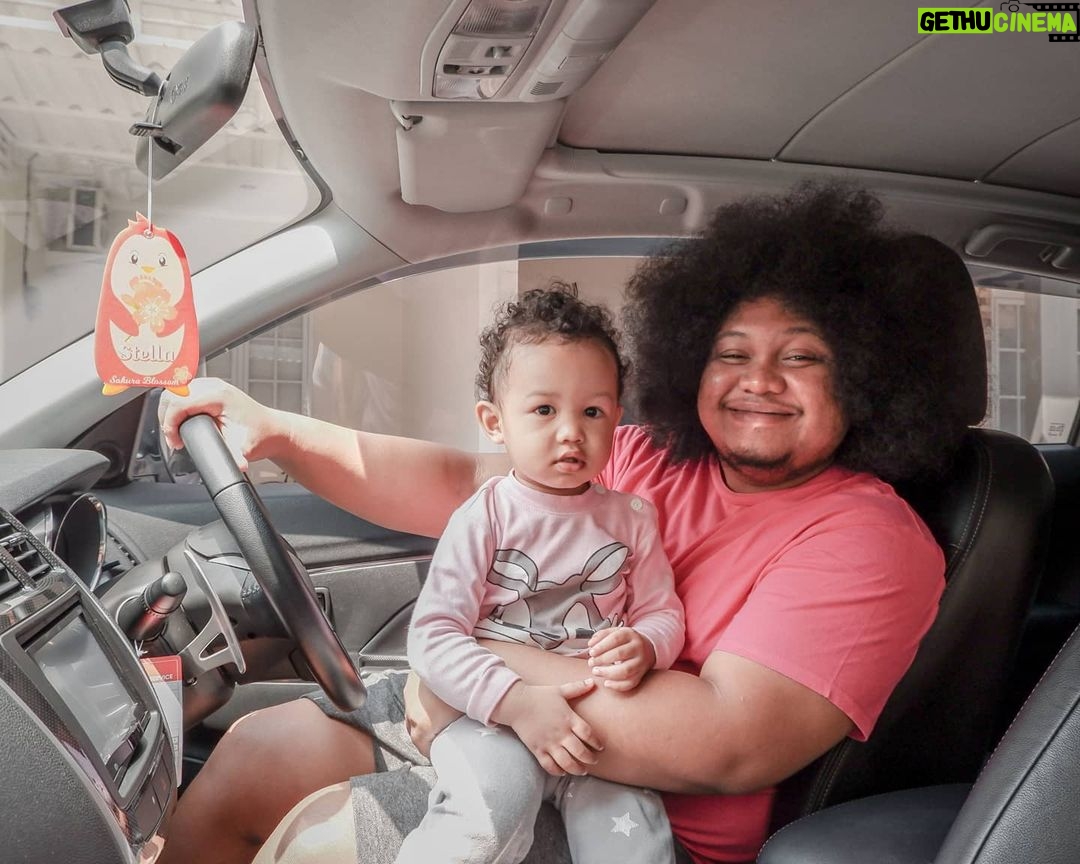 Babe Cabiita Instagram - Sayang sekali tahun ini ga bisa ngerasain musim Semi di Jepang, nah sebagai Ayah yang baik aku pengen ngajak Bambino liburan kesana, tapi sayangnya kan lagi Pandemi juga 😂 Untungnya ada #StellaSakura Fun N Fresh yang menghadirkan sensasi musim semi di Jepang dan wanginya bisa tahan 30 hari di dalam mobil. Tidak cuman itu, wangi bunga sakura ini juga bisa dirasakan di rumah karena Stella juga mengeluarkan aroma Sakura dalam format Aerosol dan Parfumi’st Matic Refill. Nah buat kalian yang mau dapatkan #StellaSakura dari @stella.freshener ini, buruan beli di Shopee Official Store Godrej Indonesia dan jangan sampai kehabisan ya karena ada diskon hingga 20%!