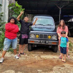 Babe Cabita Instagram - Adoooh mobil baru aja jadi, niat cuma bawa rafatar jalan jalan malah ditawar 300jt ama sultan andara @raffinagita1717 . Galaaau akoh 😂