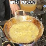 Babe Cabiita Instagram - TERNAKAL, TERVIRAL BABE CABITA JUAL NASI TELOR?!😍💥 iyaa bunciters, berkolaborasi dengan @kingabdi_jajanmercon, nasi telor dadar beredar @babecabita yang viral banget di Sunter sekarang udah hadir di Pejaten, Jakarta Selatan! Ga heran pada ngantri panjang, sehari bisa habis ratusan kg telor, karna emang seenak itu bunciters Bisa pilih dadar atau ceplok, komplit dg aneka pilihan lauk pelengkap spt cumi, udang, paru, daging, ayam suwir, kulit dan lainnya. Apalagi sensasi kriuk dari selada goreng dan sambel ijo pedesnya bikin makin nampol💥💥 Recommended to tryyyyy! 📌 @dadarberedar 📍 Jl. Pejaten Barat Raya No.71, RT.6/RW.3, Jakarta Selatan (Cek Google Maps) 🛵 Order via ojol available #cicibuncits #dadarberedar #dadarberedarbabecabita #nasitelor #nasitelur #kulinerjaksel #kulinerjakartaselatan #nasitelurenak #nasitelurviral #kulinerviral #jktfoodbang #kulinerjakarta #telordadar #cumipedas