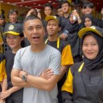Babe Cabiita Instagram - Ini yang kalian tunggu-tunggu! @dadarberedar cabang PEJATEN Jakarta selatan sebelum dibuka sudah di resmikan langsung oleh sultan PEJATEN!!! Tunggu vidionya di youtub @raditya_dika . HORMAT 😘🙏🙏🙏